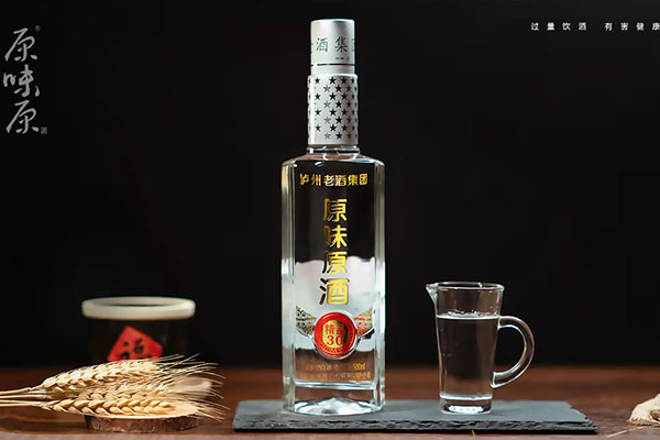 瀘州老酒與瀘州老窖一脈相傳，傾情打造“原味原酒”品質(zhì)品牌